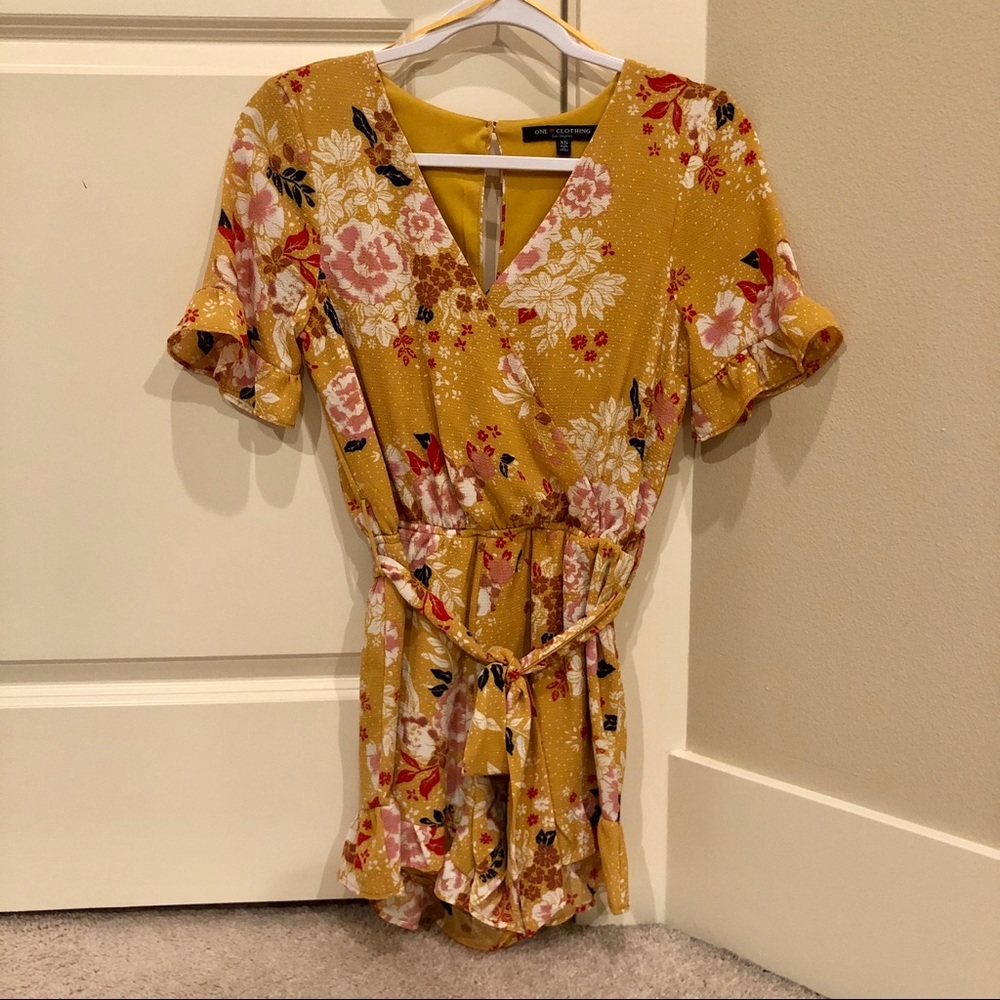 One Clothing Women's Mustard Yellow Print Romper XS EUC